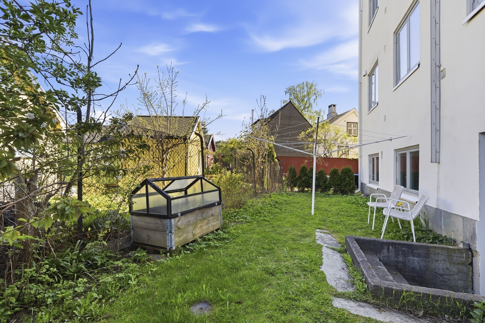 Her kan man sette utemøbler, grill og området er svært svært barnevennlig. Galleribilde