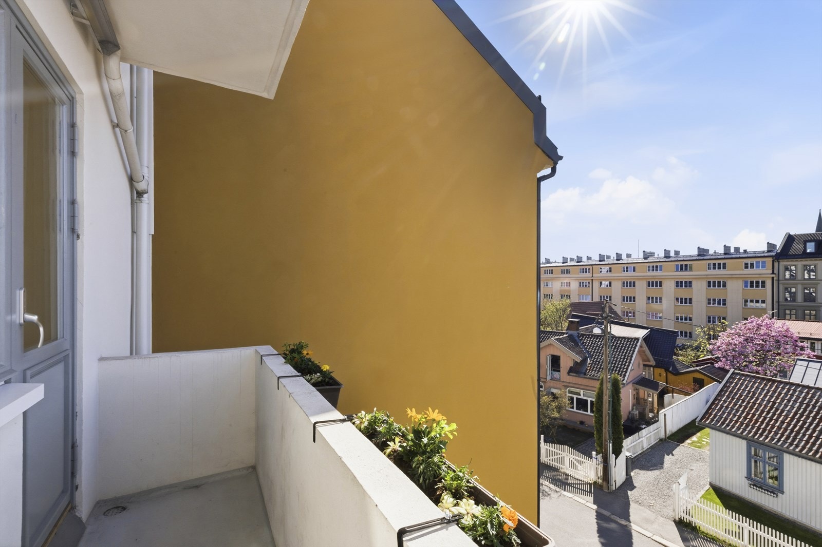 Ifølge selger er det sol på balkong fra ca. klokken kl. 15.00 i mai og til den går ned. Nydelig solnedganger i følge selger. Galleribilde