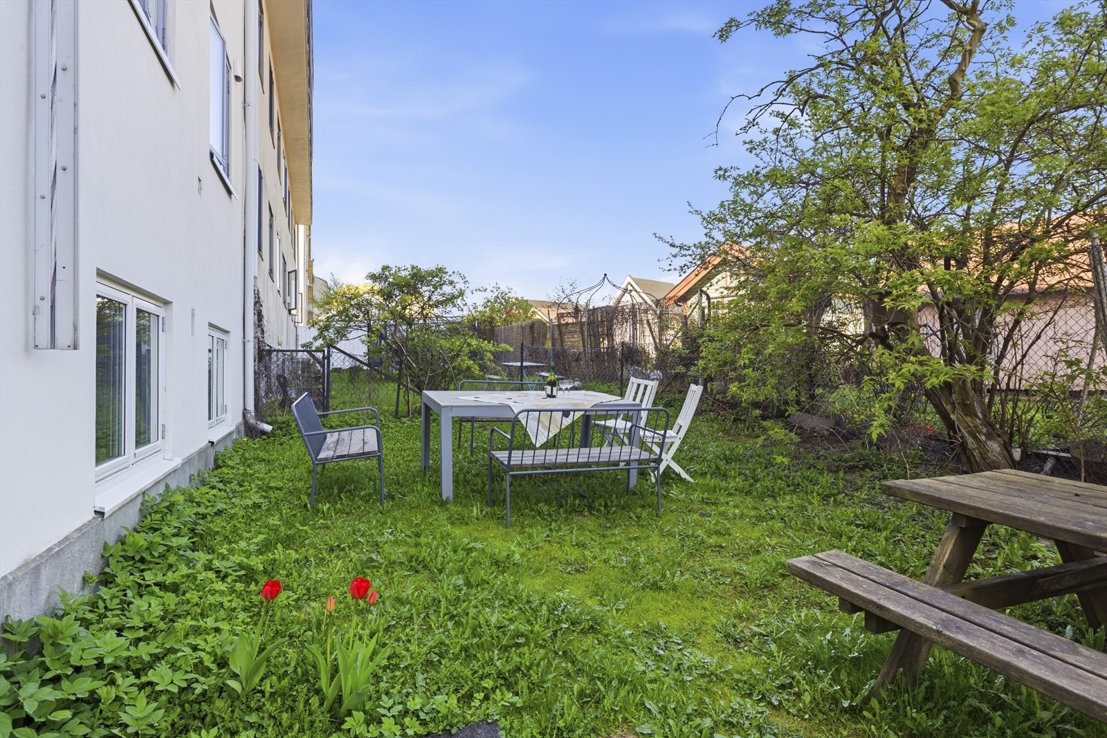 Felles bakgård med morgensol fram til ca kl. 13 i mai. Galleribilde