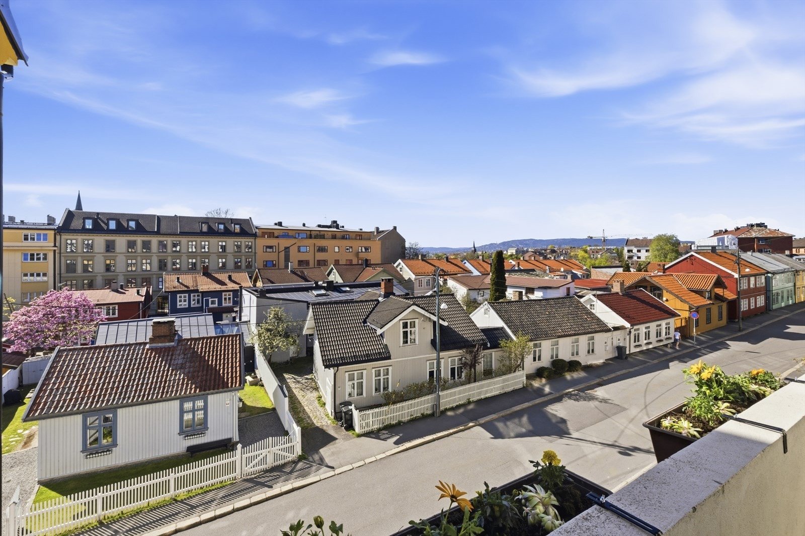 Fra balkongen har man flott utsikt mot Vålerengas sjarmerende trehusbebyggelse Galleribilde