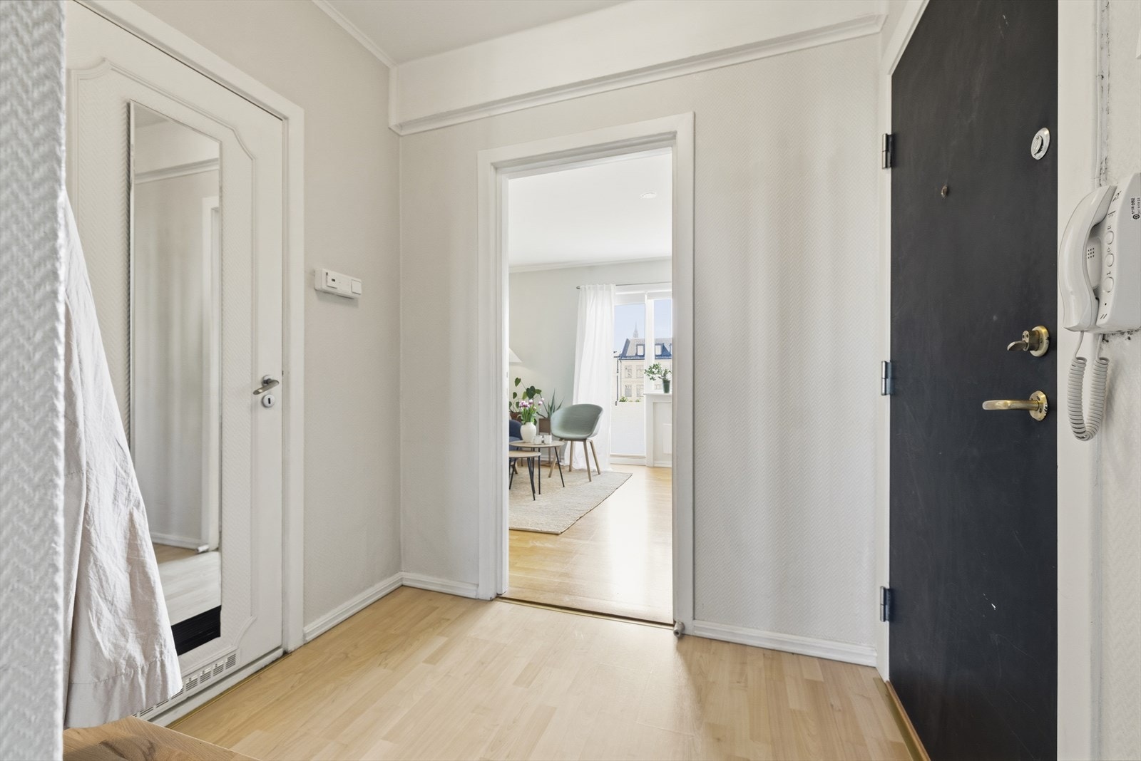 Praktisk entré som binder alle rommene i leiligheten. Galleribilde