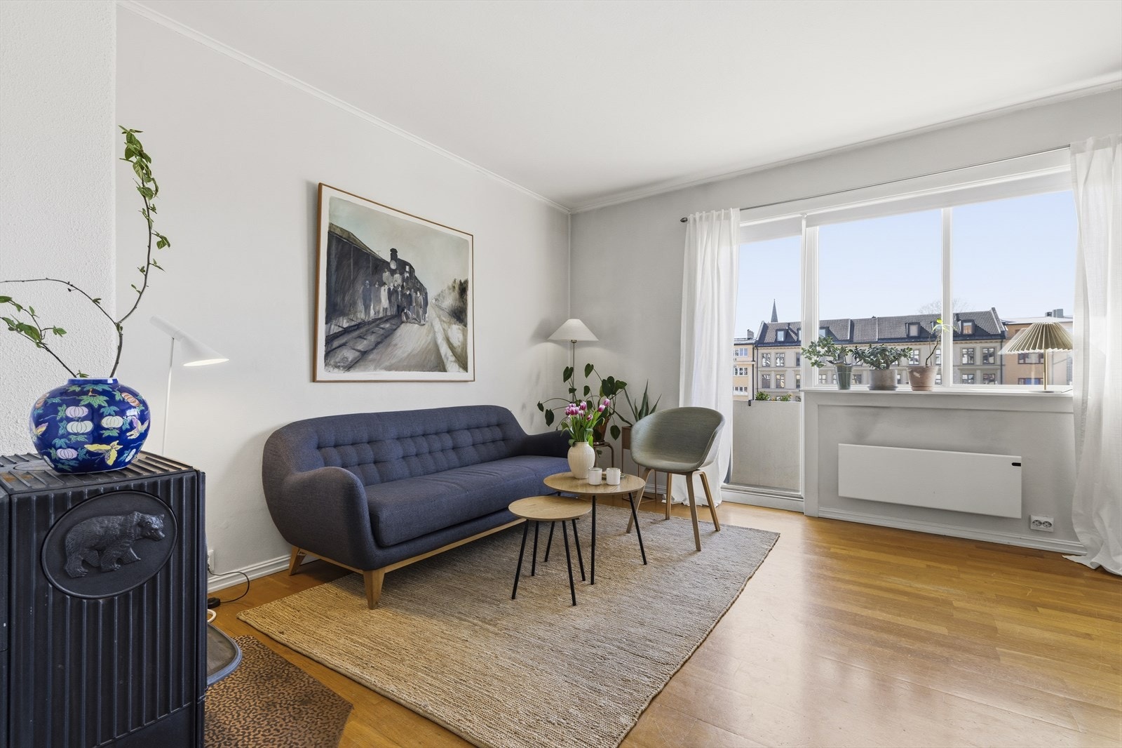 Stuen har god plass til sofagruppe og salongbord. Kabel-TV og internett inkl. i felleskostnadene Galleribilde