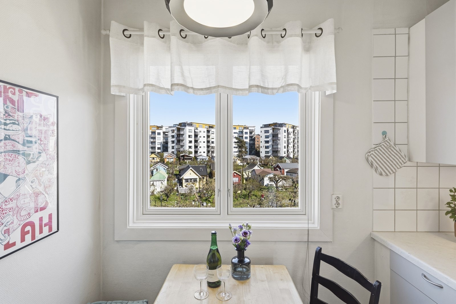 Plass til et spisebord ved vindu med utsikt over nydelige Etterstad kolonihage. Galleribilde
