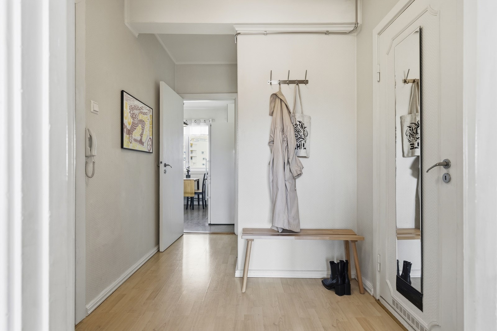 God plass til oppheng av yttertøy og oppbevaring av sko i entréen. Galleribilde