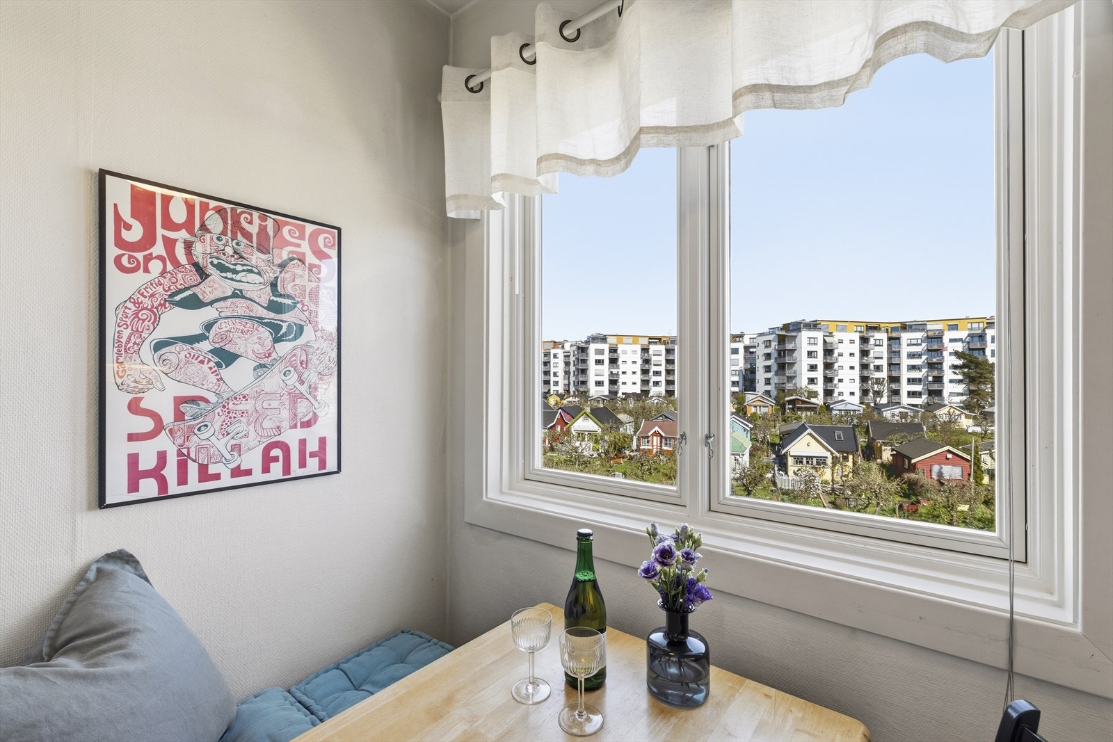 Det er kjøkkenventilator med avtrekk ut. Galleribilde