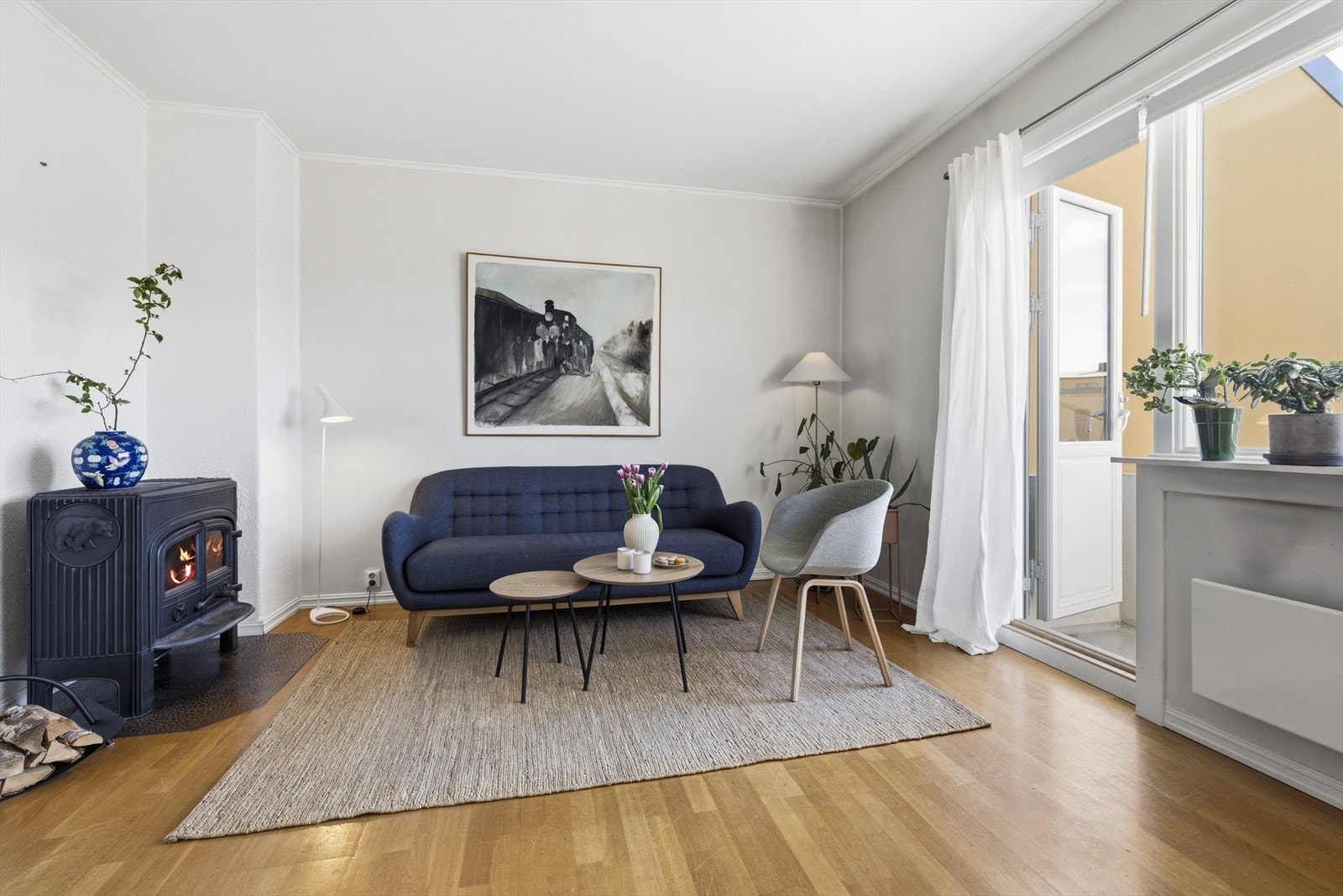 I stuen finner du også en peisovn som gir hygge og god varme på kalde vinterdager. Galleribilde