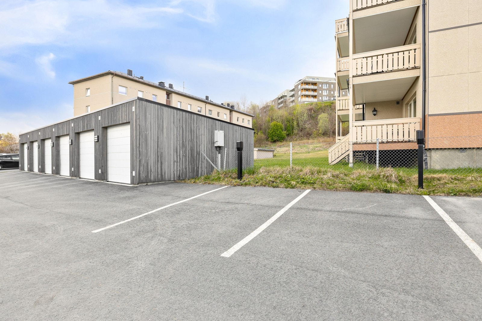 Leiligheten disponerer egen privat parkeringsplass, med opplegg for å sette inn lader til EL-bil. Galleribilde