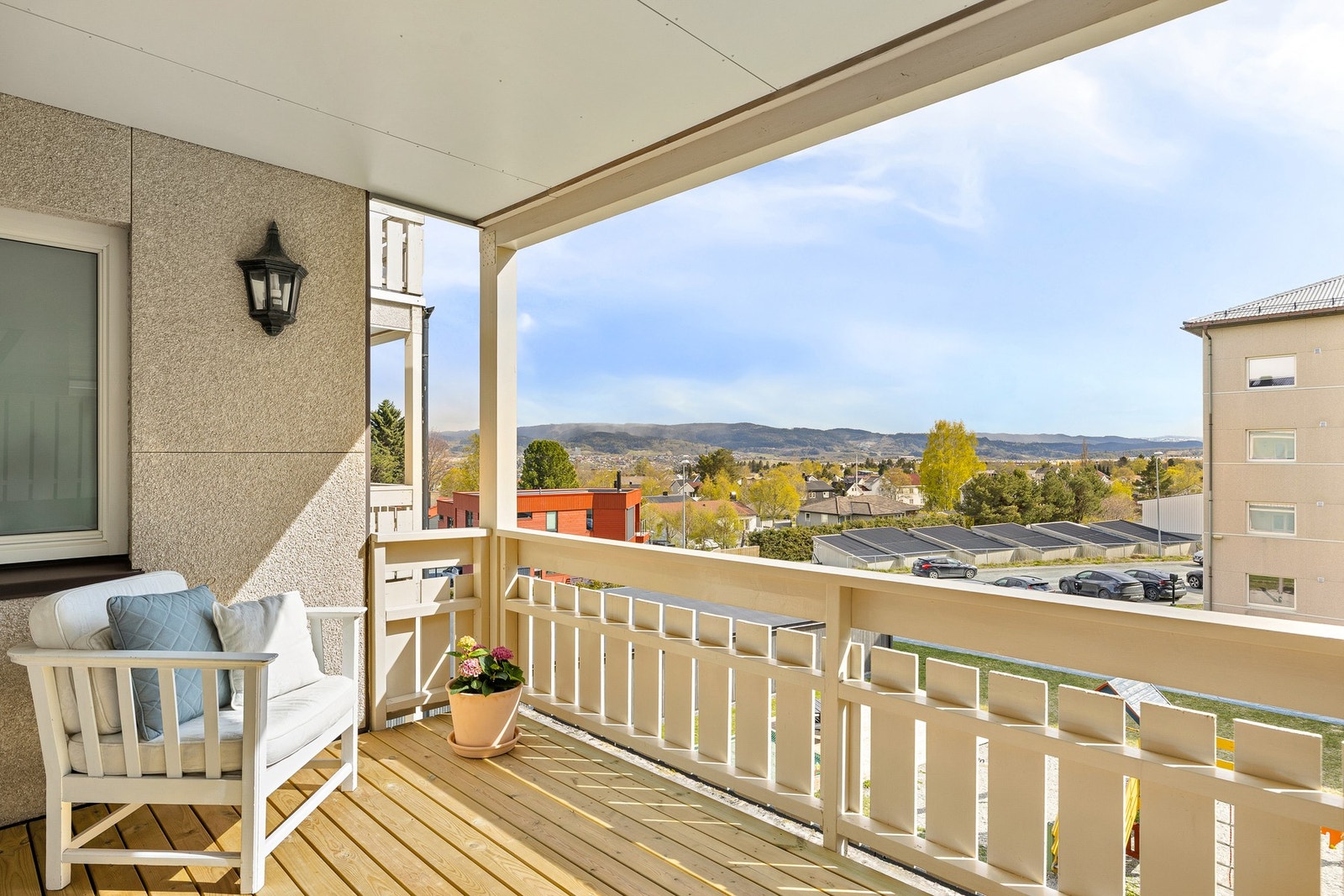 Terrassebordene på balkongen er nylig blitt byttet ut av eier. Galleribilde