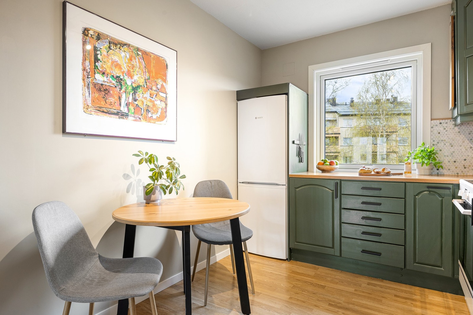 Det er plass til et lite spisebord på kjøkkenet, et hyggelig sted for morgenkaffe og frokost. Galleribilde