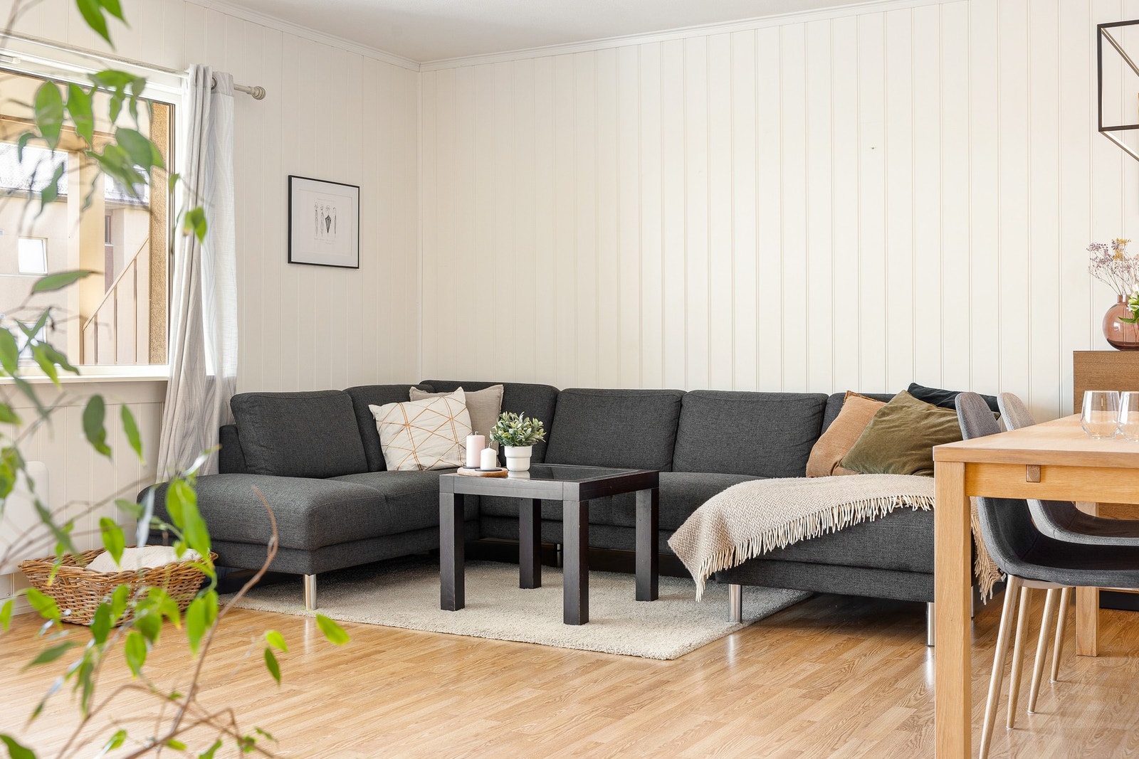 Stuen har også god plass til en sofakrok. Gulvene innvendig er av parkett og laminat. Galleribilde