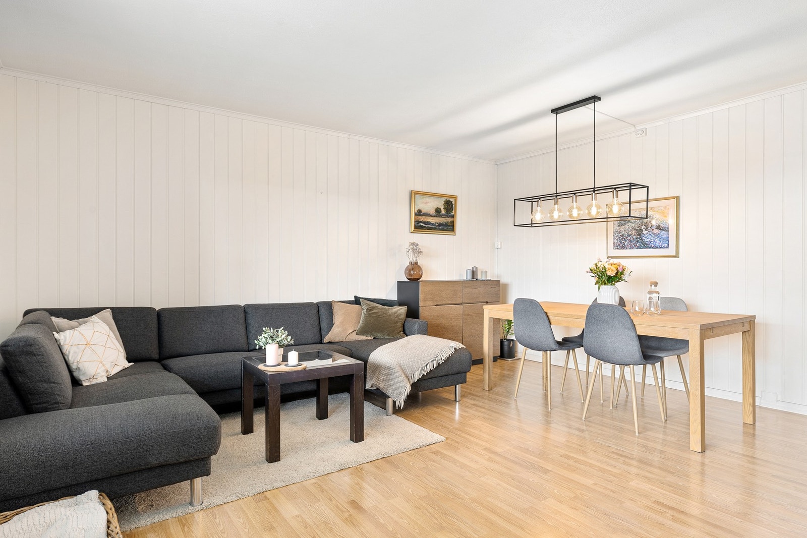 Dette er en flott 3-roms med ypperlig beliggenhet i 3. etasje. Leiligheten er godt vedlikeholdt med moderne løsninger. Galleribilde