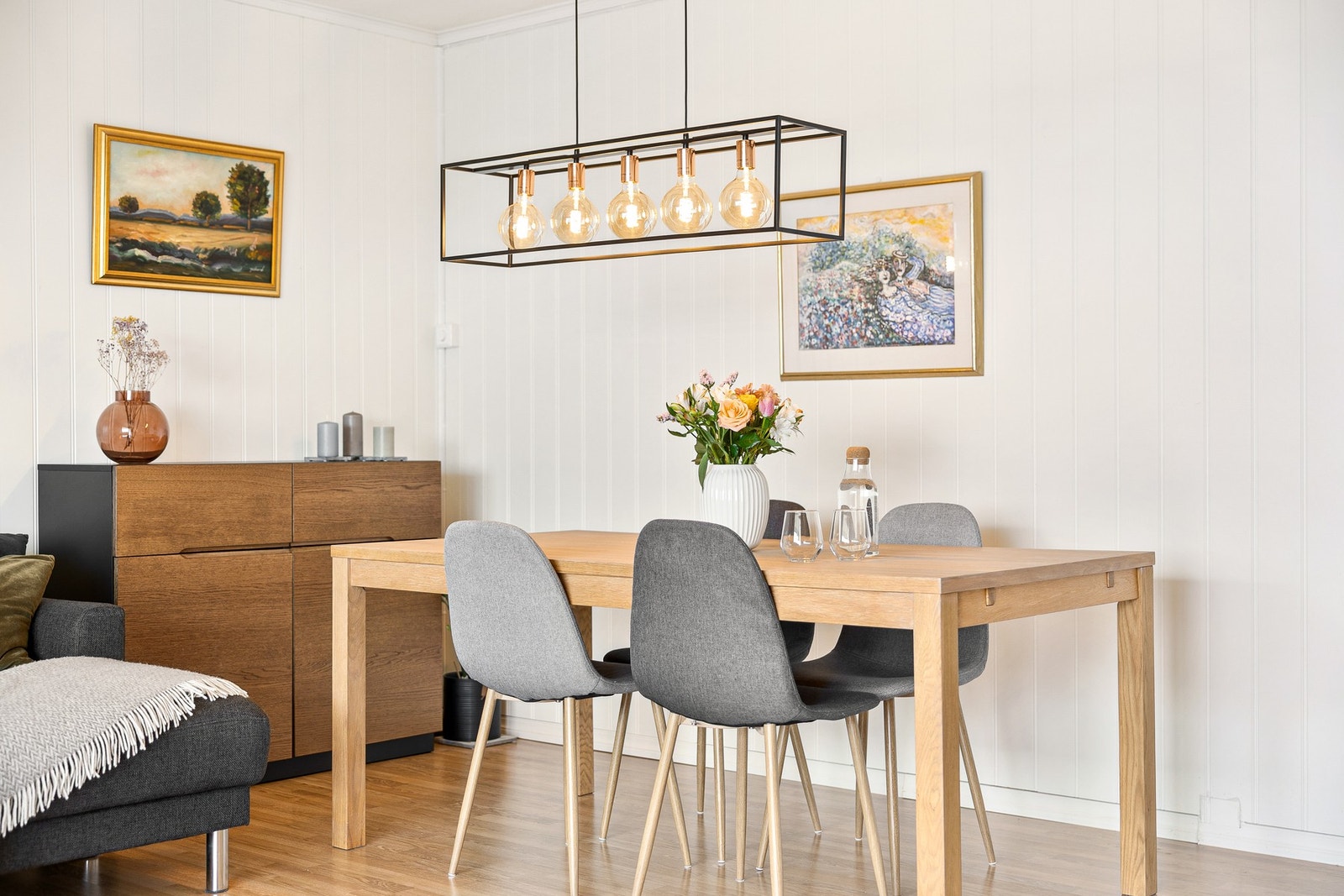Spisebordet på stuen blir et naturlig, sosialt og hyggelig samlingspunkt. Galleribilde