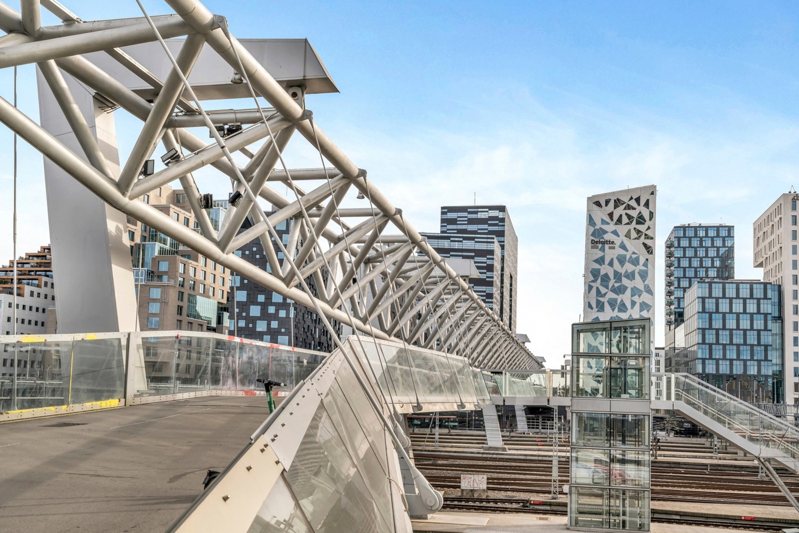For de som foretrekker å gå, er det kort vei til populære områder som Bjørvika, Operastranden, Sørenga og Grünerløkka. Galleribilde