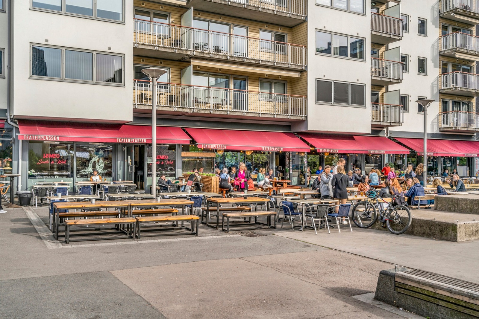 Teaterplassen er lokalisert umiddelbart rundt hjørnet, Galleribilde