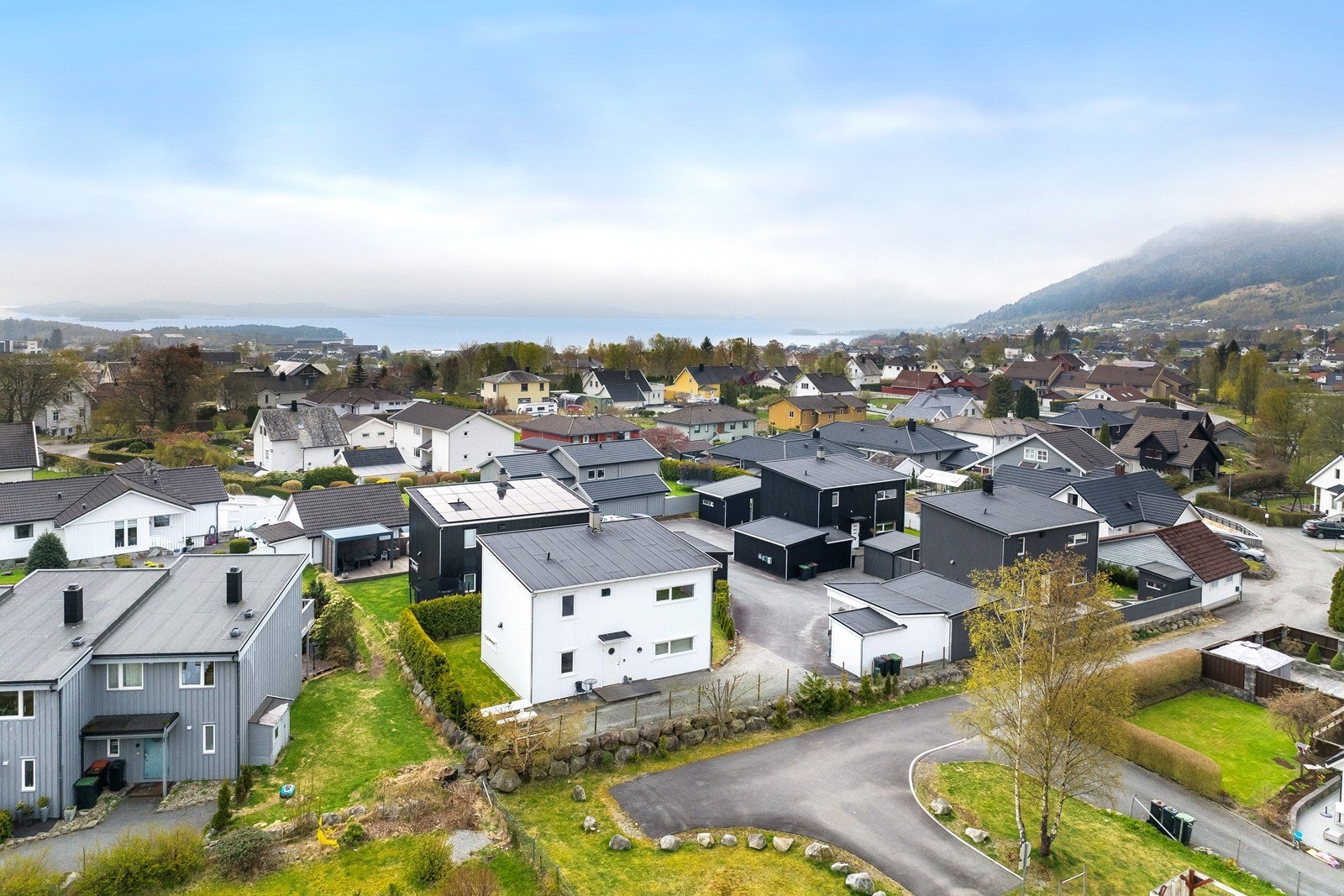 Eiendommen har en attraktiv beliggenhet på Jørpeland i et veletablert og barnevennlig boligfelt med kort vei til skoler, barnehage og idrettsanlegg, samt kort gange til Jørpeland sentrum. Galleribilde