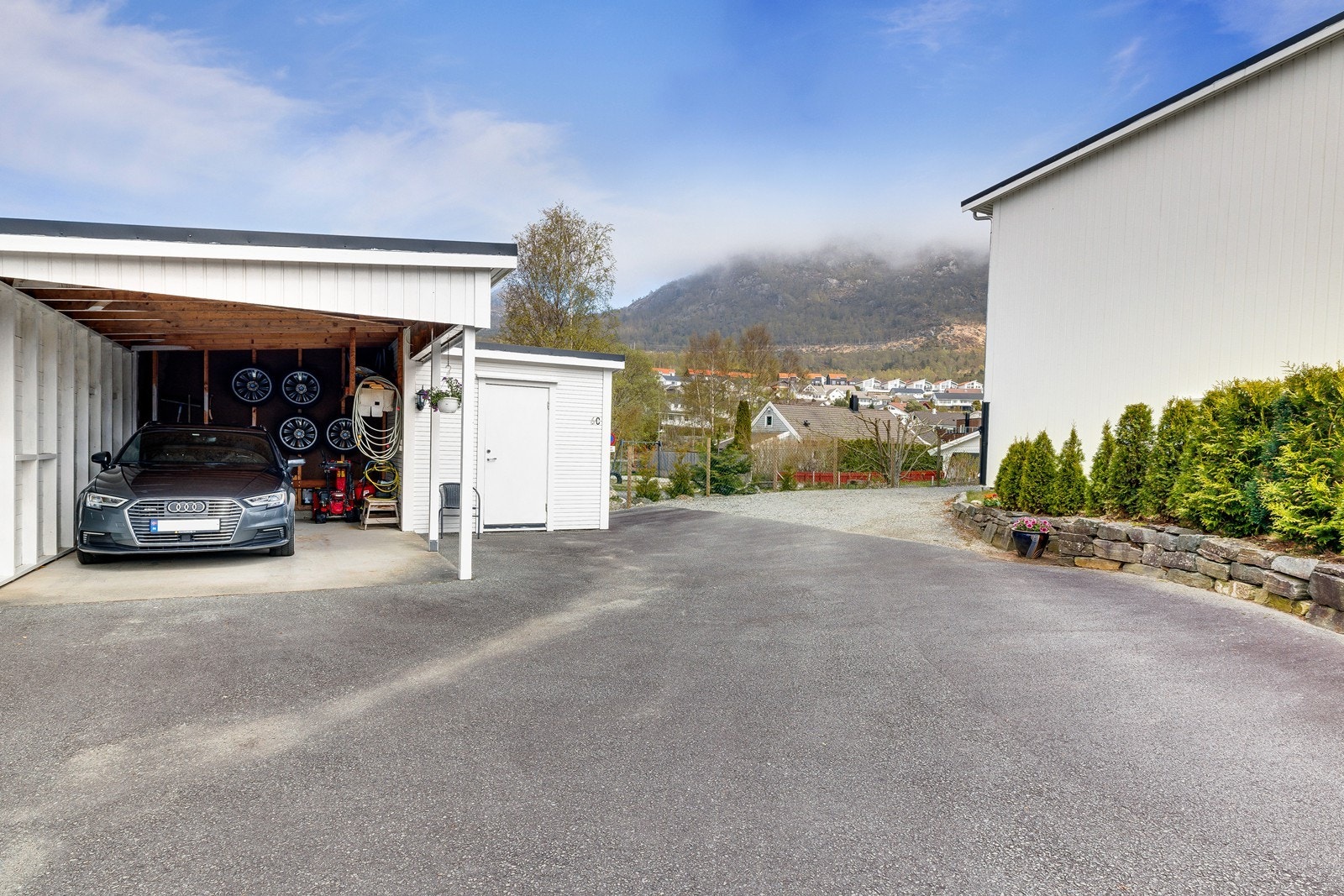 Praktisk carport med tilhørende sportsbod på siden. Galleribilde