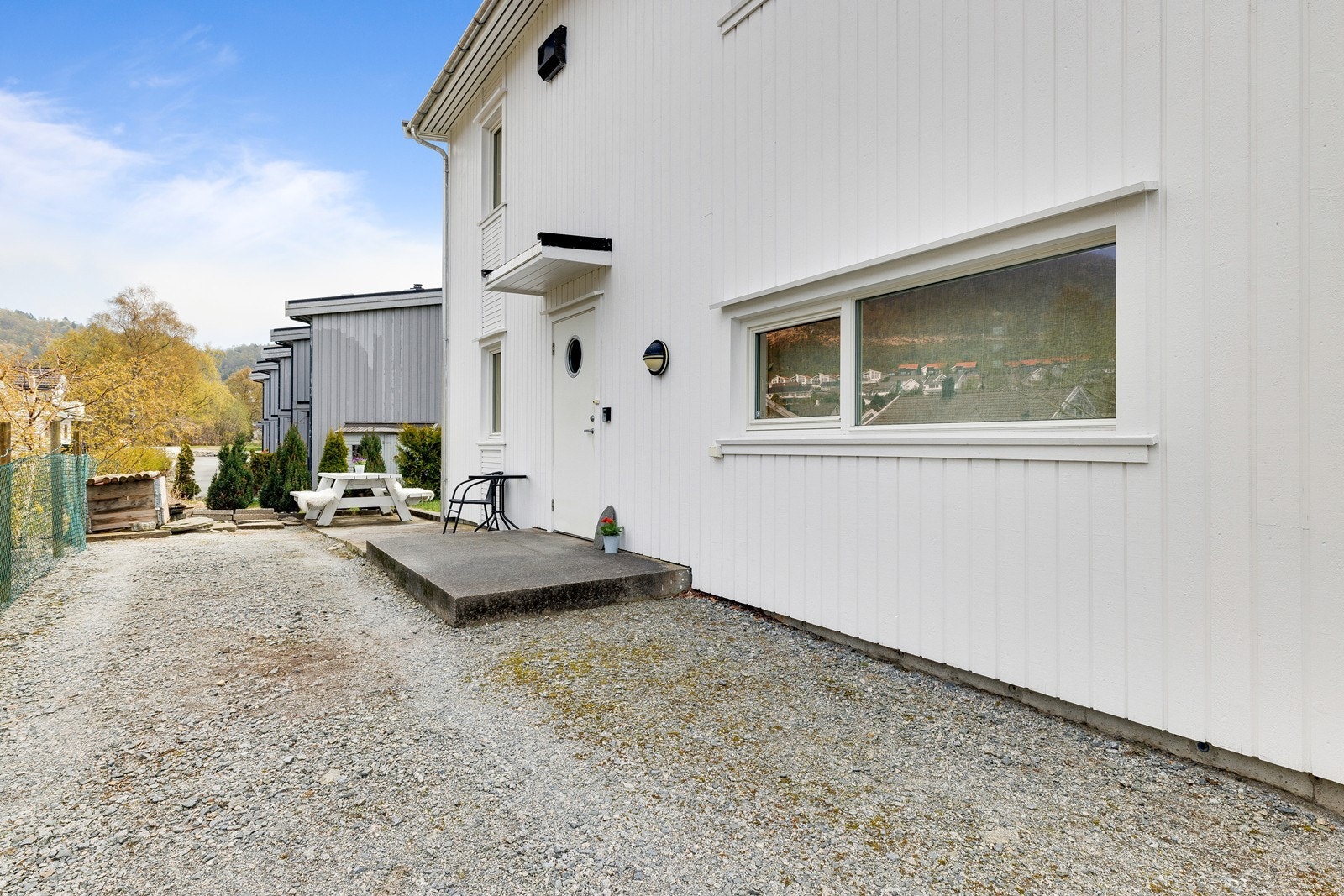 Romslig innkjørsel til inngangen. Galleribilde