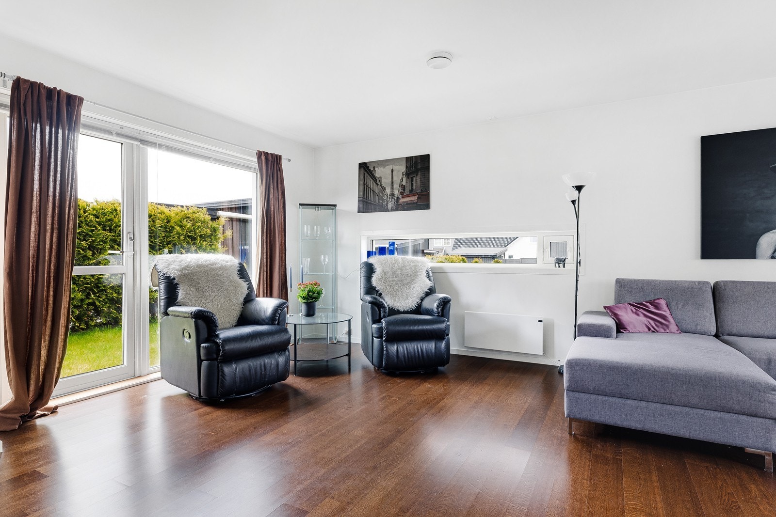 Plass til flere sittegrupper. Galleribilde