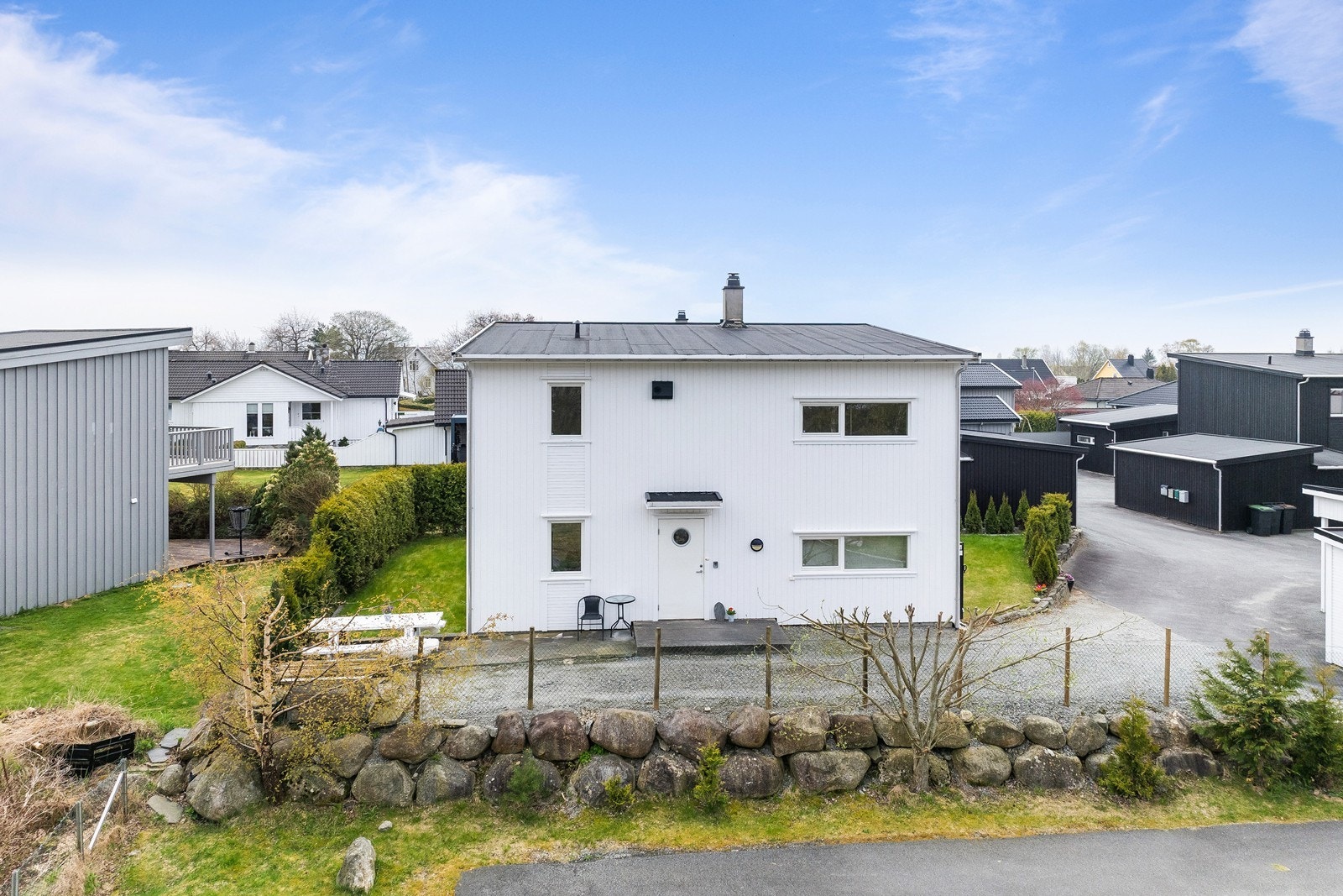 Moderne funkisbolig over to plan med carport, bod og pent opparbeidet uteområde. Galleribilde