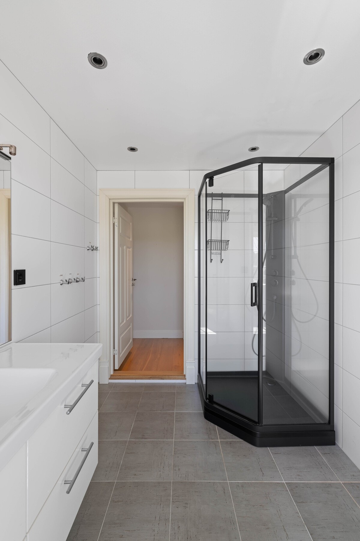 Badet er innredet med dusjkabinett, wc og servant. Det er varmekabler i dette rommet også. Galleribilde