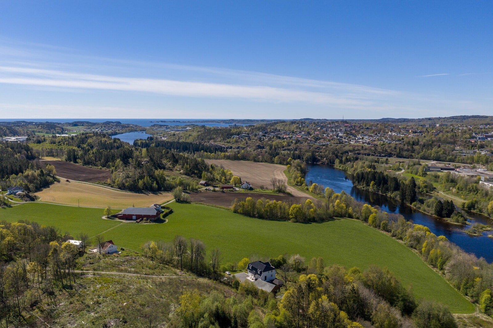 Eiendommen ligger i nærheten til Lågen. Galleribilde