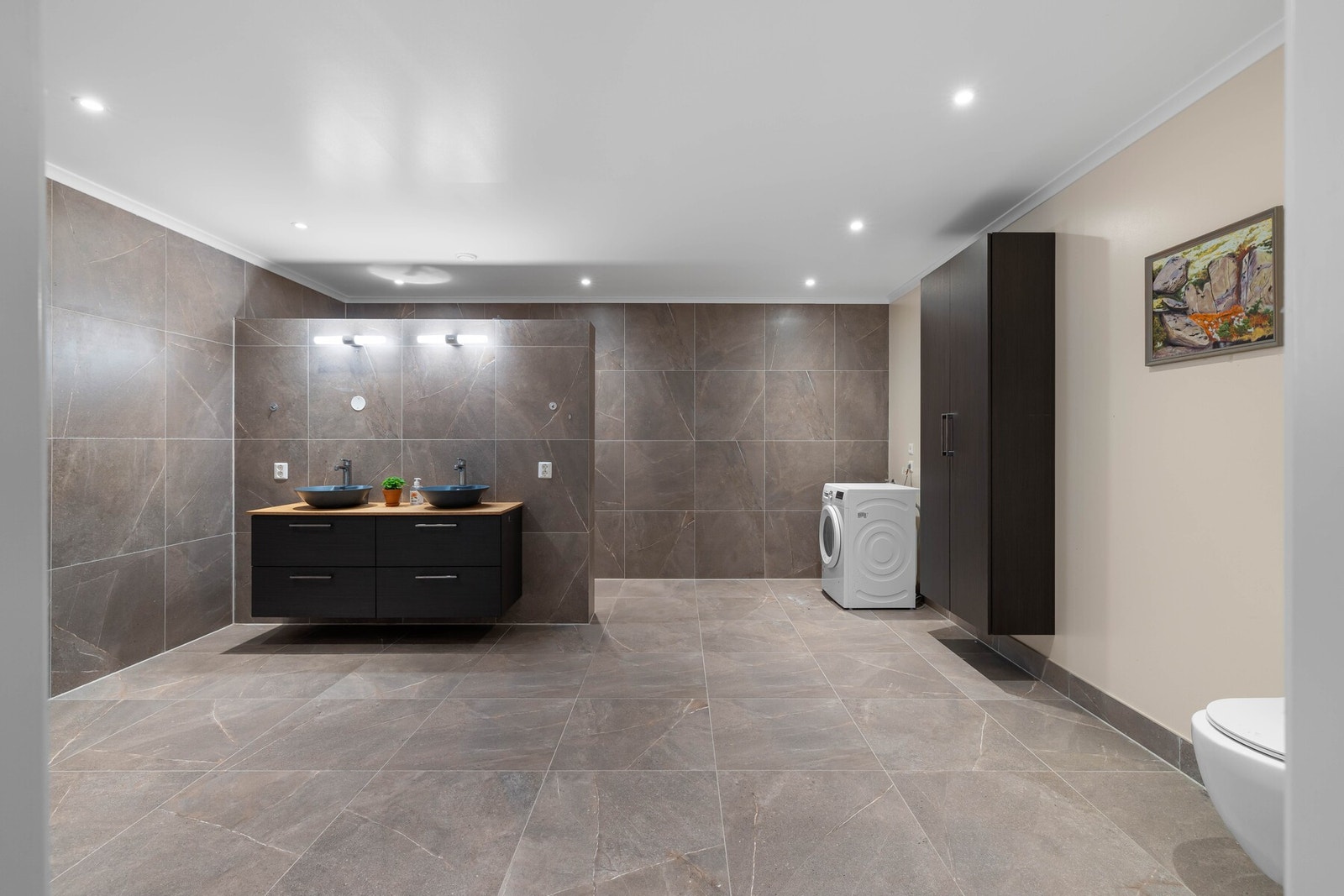 Det er totalt 4 bad i boligen - dette badet er fra 2019. Galleribilde