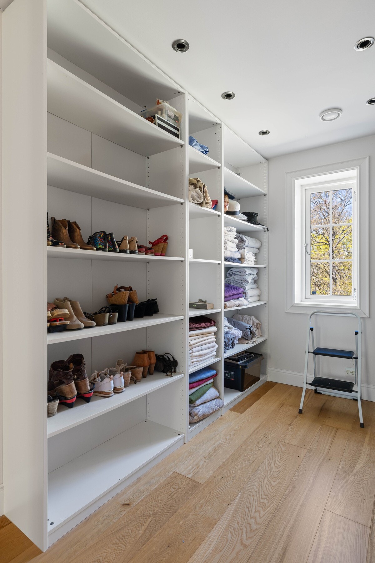 Walk-in-garderobe i tilknytning til hovedsoverom. Galleribilde