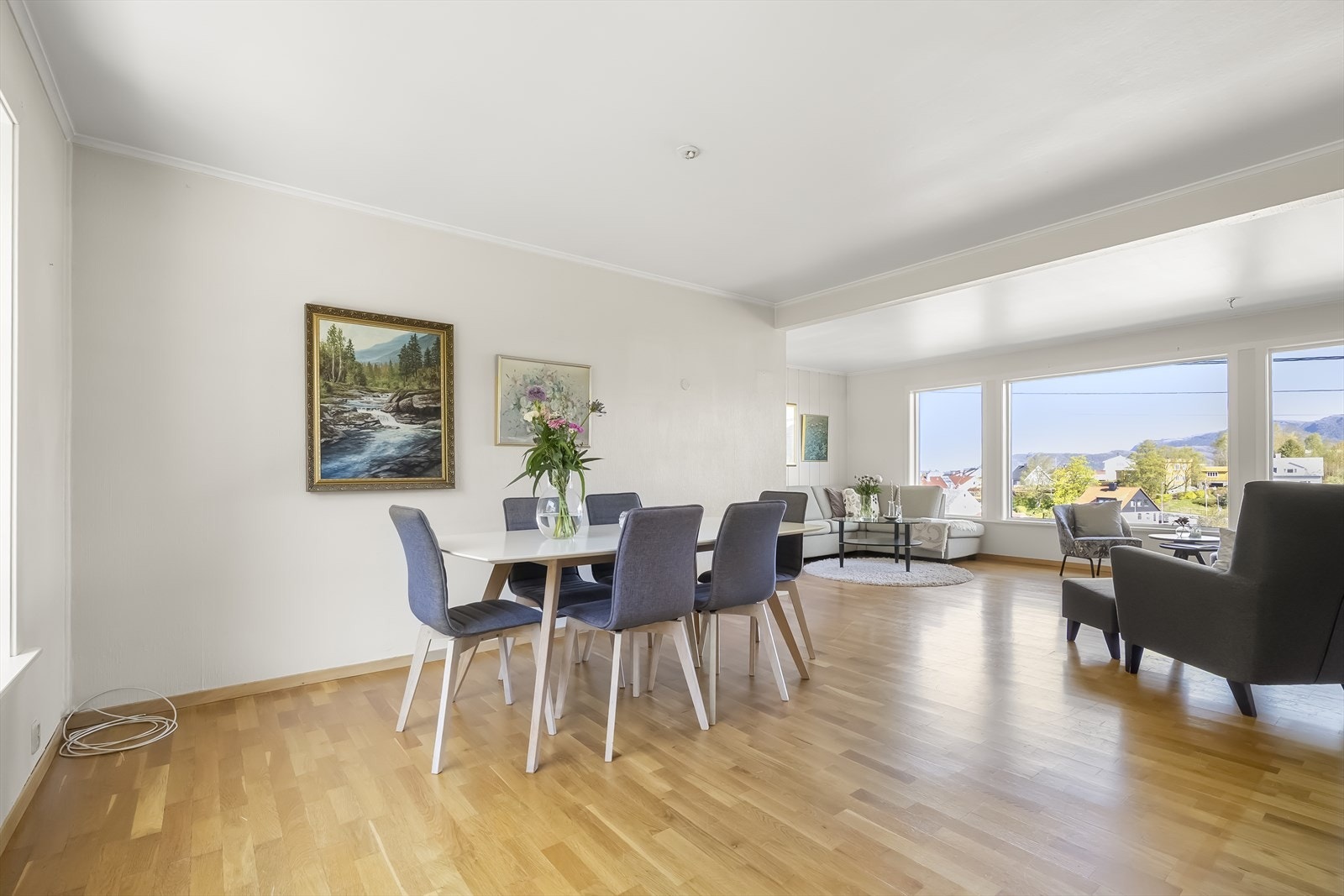 Stova er delt inn i fleire soner som gjer at det er god plass til mange gjester Galleribilde