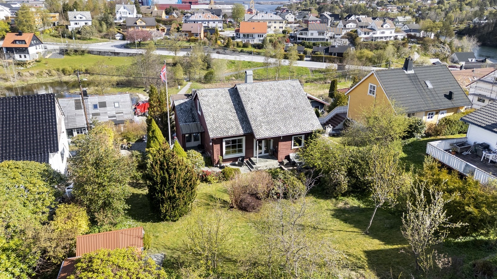 Ein stor skjerma sørvendt hage Galleribilde