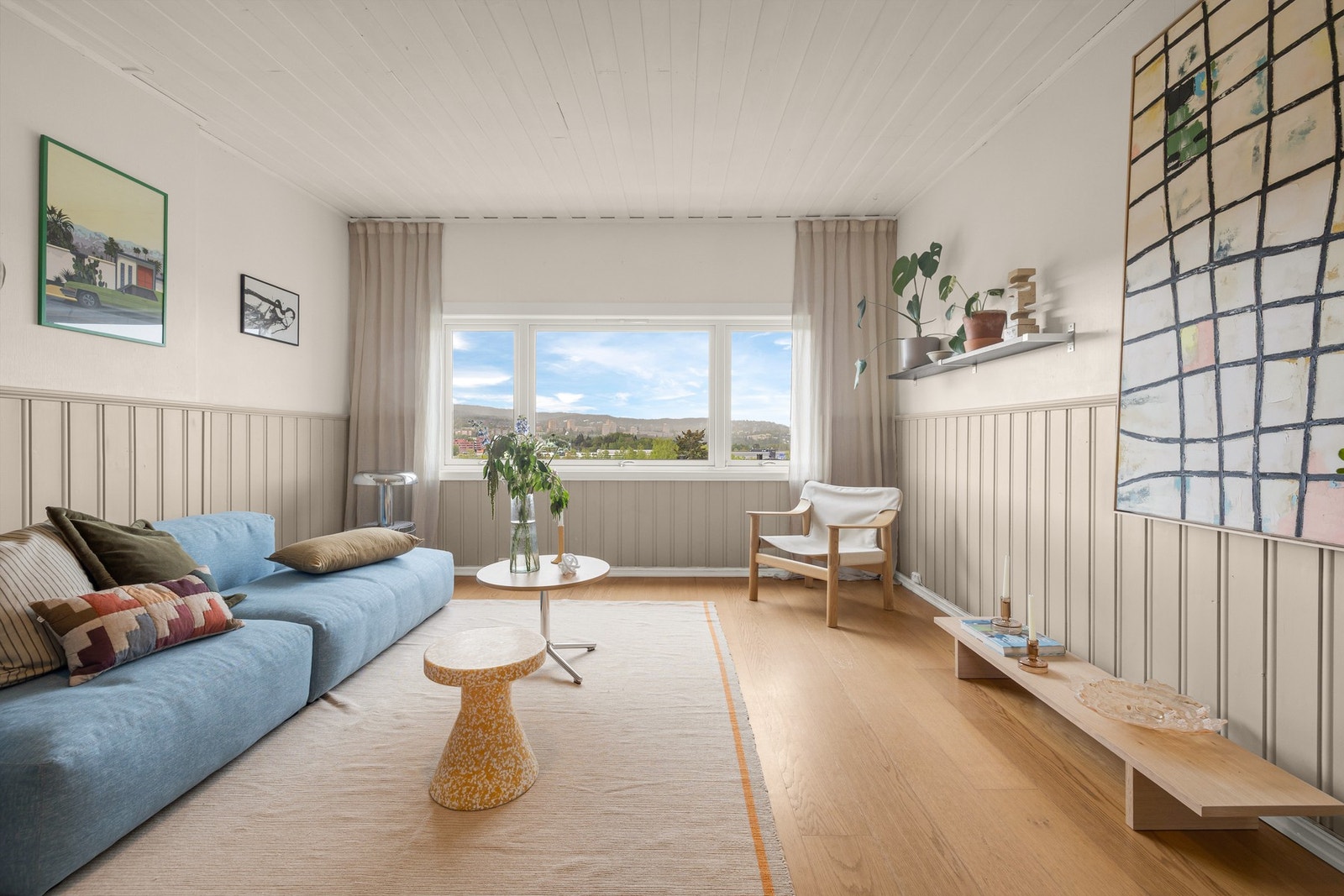 Lyse overflater kombinert med detaljer i panel gir stuen et lunt og hjemmekoselig preg. Innvendige gulv er belagt med laminat og parkett. Galleribilde