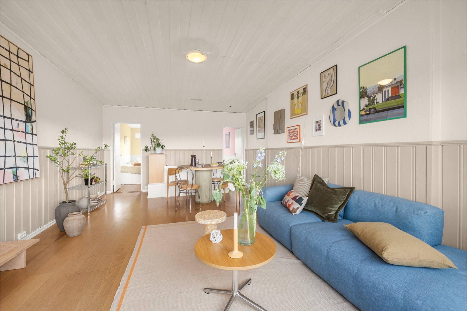Rommet har god plass til både sofagruppe og spisebord, og den åpne løsningen skaper en hyggelig og sosial atmosfære. Galleribilde