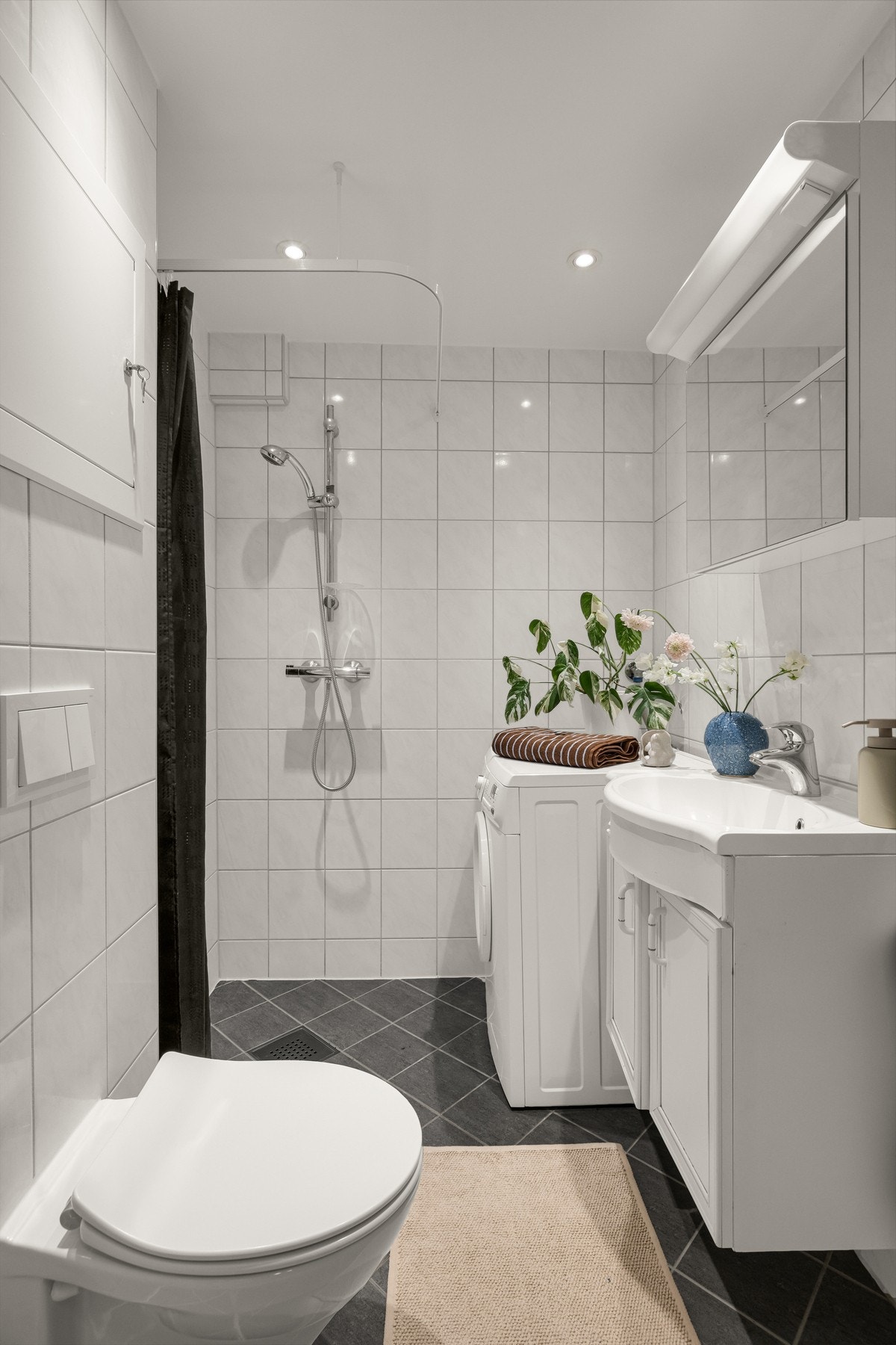 Badet ble pusset opp i 2016 og har flislagte overflater på gulv og vegger. Galleribilde