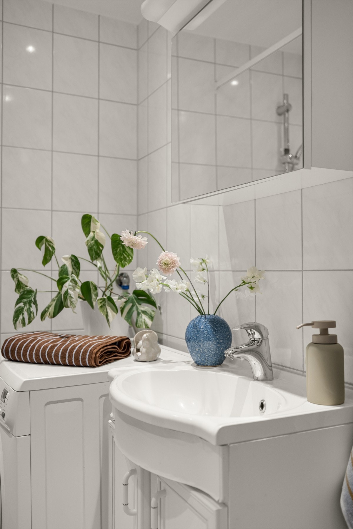 Rommet har opplegg for vaskemaskin og behagelig gulvvarme. Galleribilde