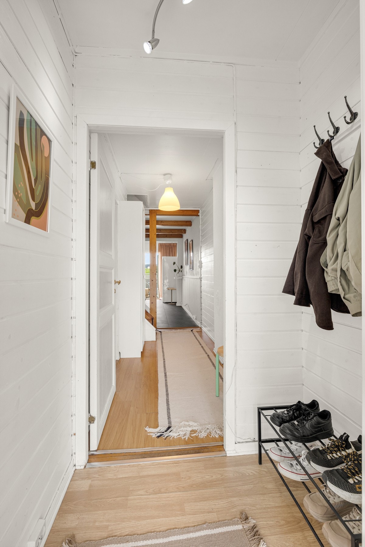 Ved ankomst møtes man av en lys og hyggelig entré med lyse overflater og praktiske oppbevaringsmuligheter for yttertøy og sko. Galleribilde