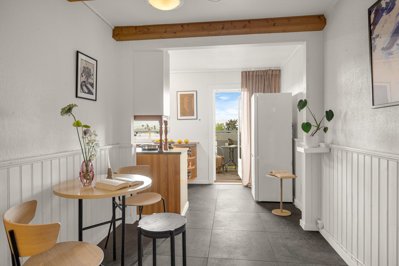 Ved kjøkkenet er det god plass for møblering av en trivelig spisegruppe. Galleribilde