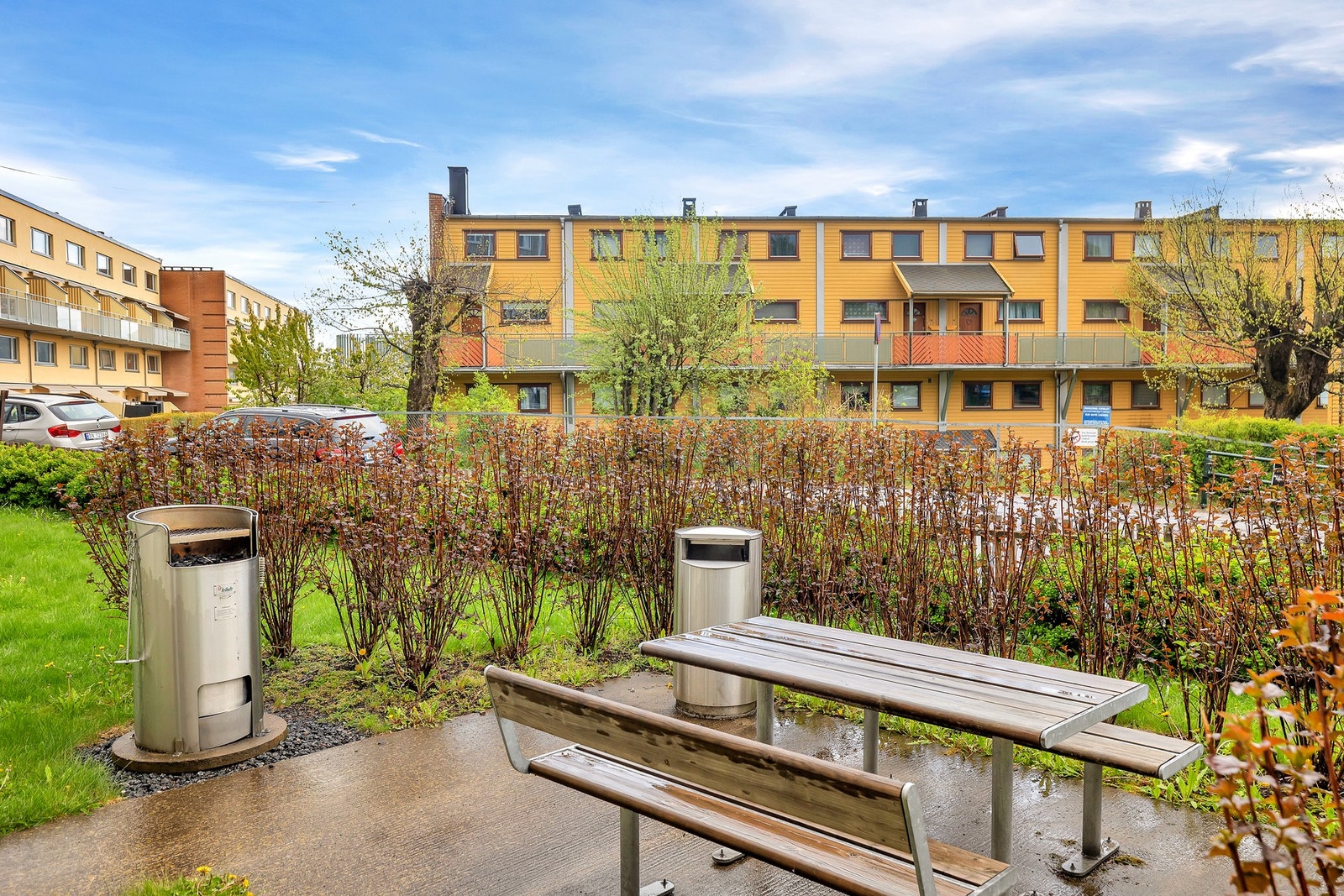 Borettslaget har også fine felles uteområder med gressplen, passasje til leilighetene i 1. etasje samt moderne, fastmontert fellesgrill med sittebenk. Galleribilde