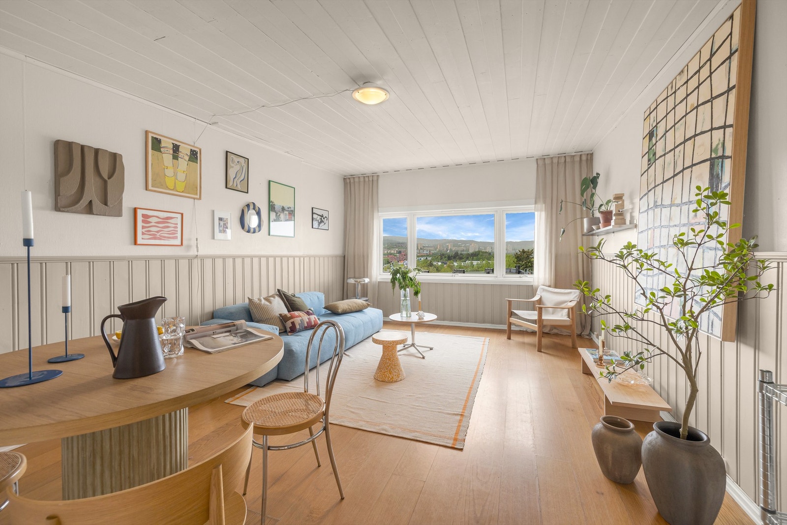Her får du en lys og hyggelig leilighet over to plan med praktisk planløsning og gode oppholdsrom. Galleribilde