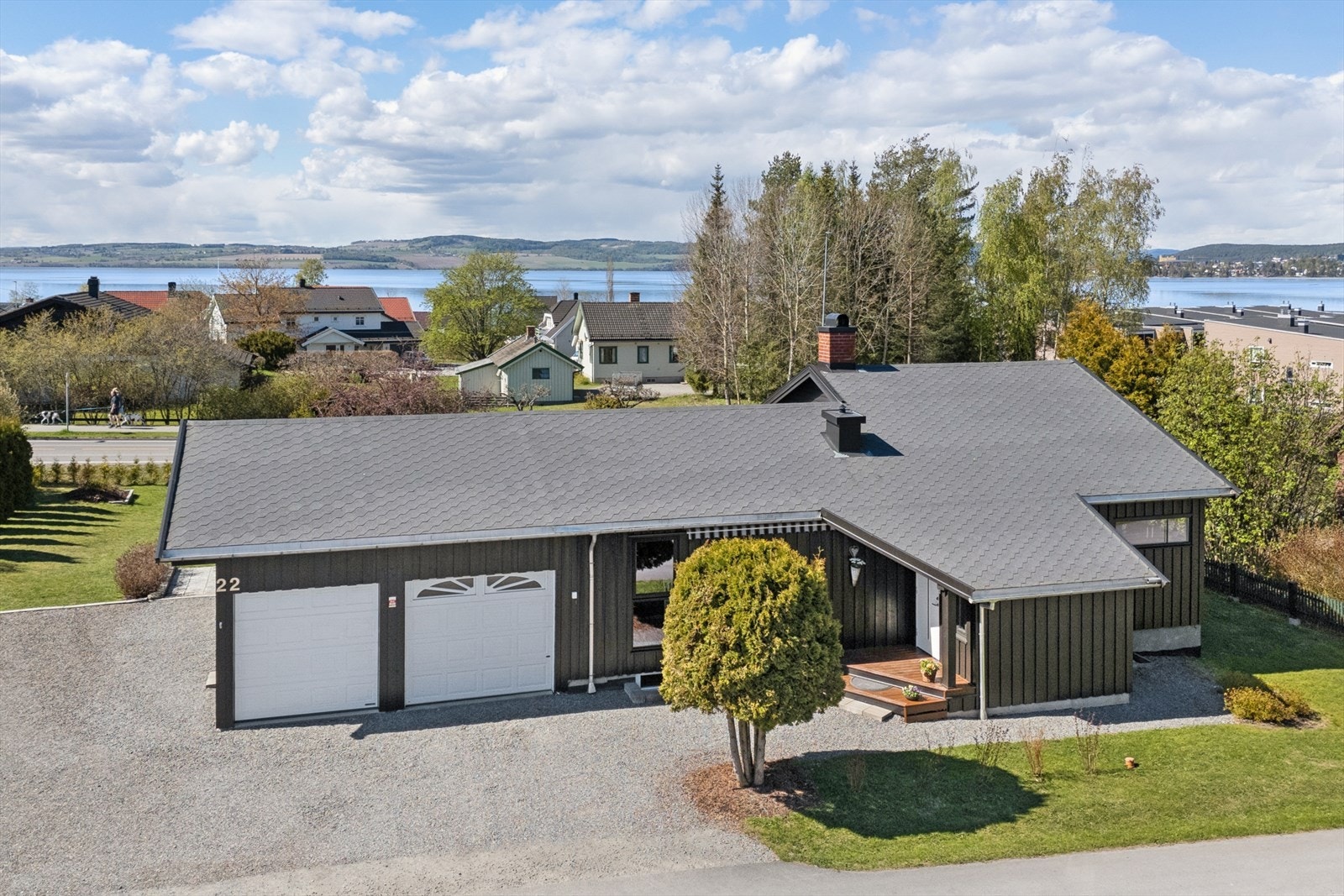 Fra deler av tomten er det glimt av Mjøsa. Galleribilde
