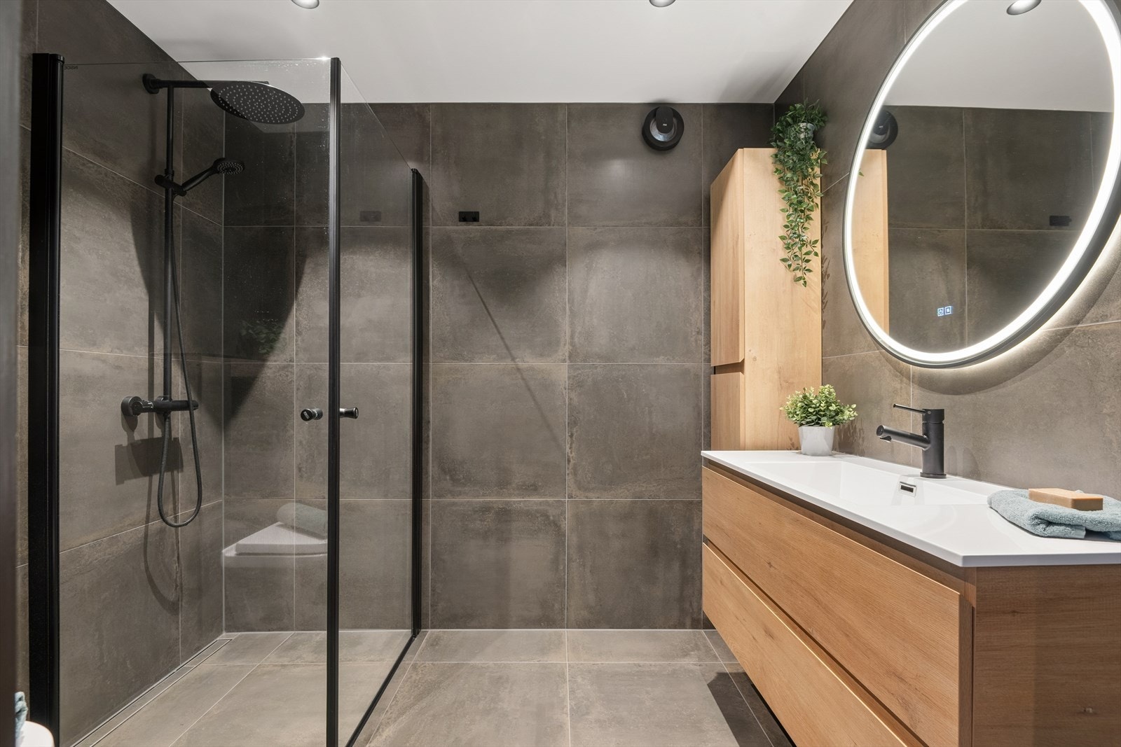 Badet ble totalrenovert i 2024 med fliser på gulv og vegger. Galleribilde