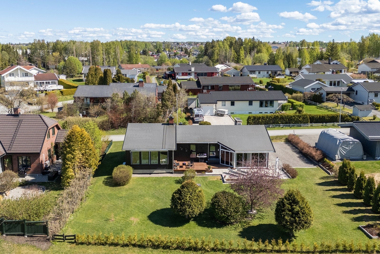 Her bor du i et familievennlig område med gangavstand til skoler og barnehager, og kun en kort kjøretur til Hamar sentrum. Galleribilde