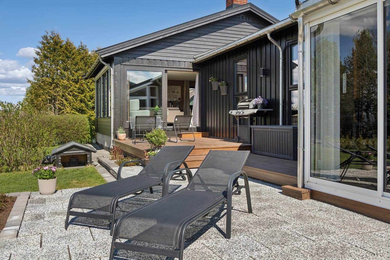Terrassen på ca. 19 m² har god plass til utemøbler og grill. Galleribilde