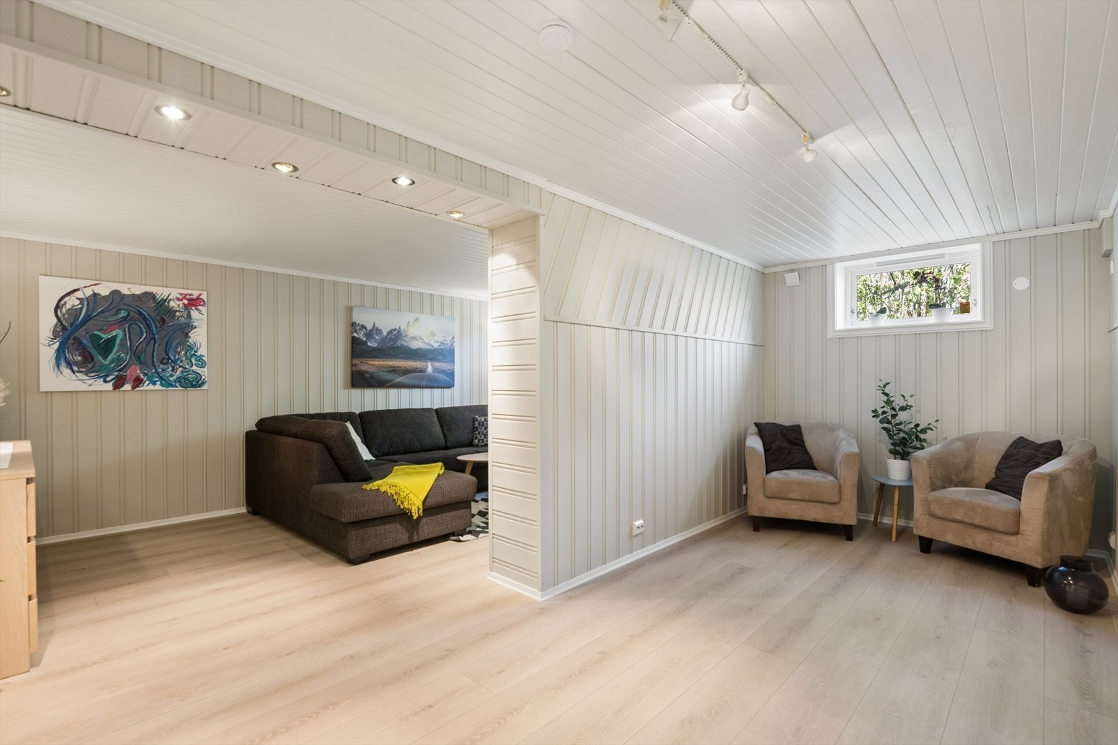 Innredet kjellerstue med peisovn gir ekstra plass for familien. Det er viktig å merke seg at rommene i kjelleren ikke har rømningsveier som tilfredsstiller dagens krav. Se punkt ferdigattest. Galleribilde