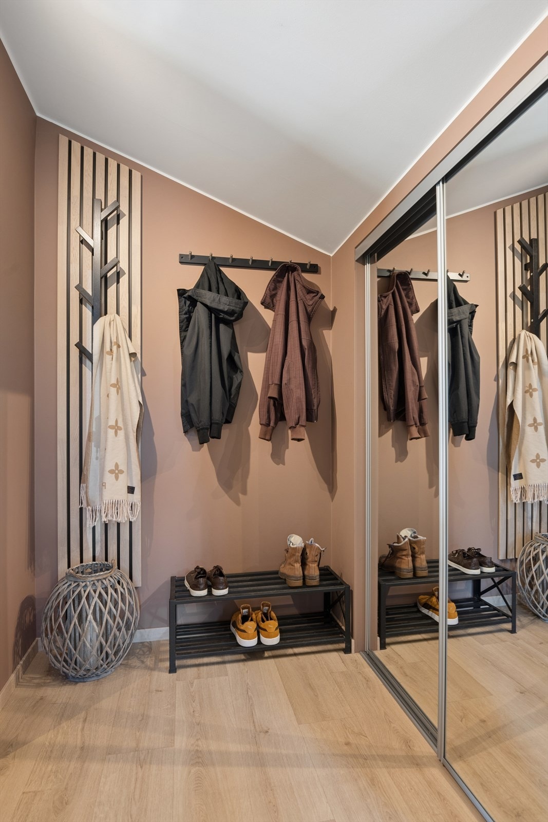 God plass til oppbevaring av yttertøy og sko i skyvedørsgarderobe med speil. Galleribilde
