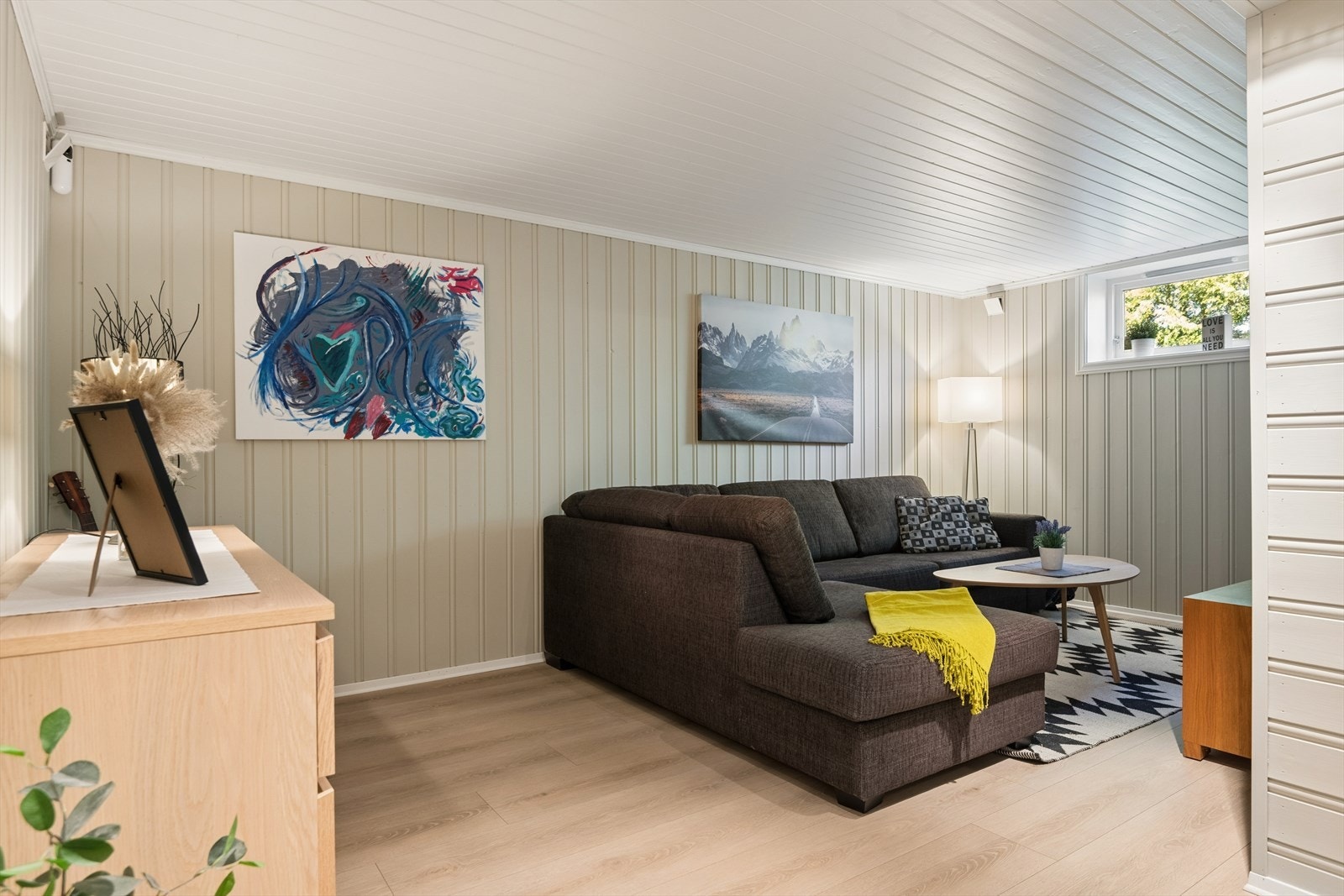Rommet har laminatgulv og panel på veggene. Galleribilde