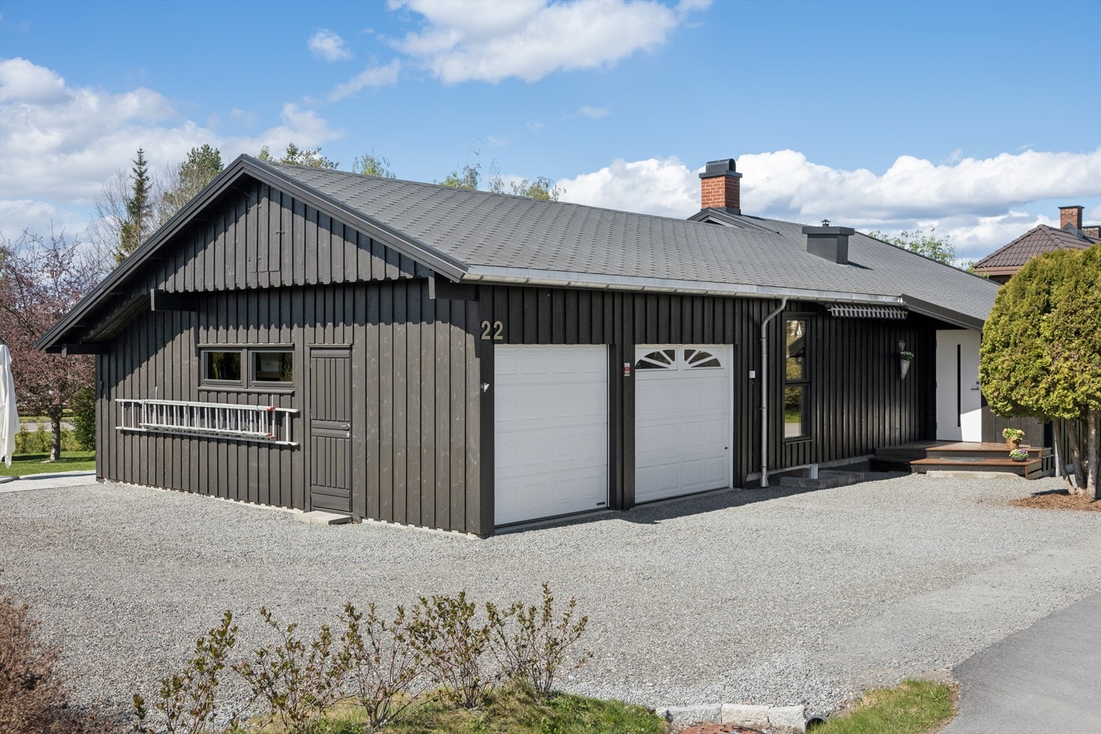 Integrert dobbel garasje med motorstyrte porter og installert elbillader. Galleribilde