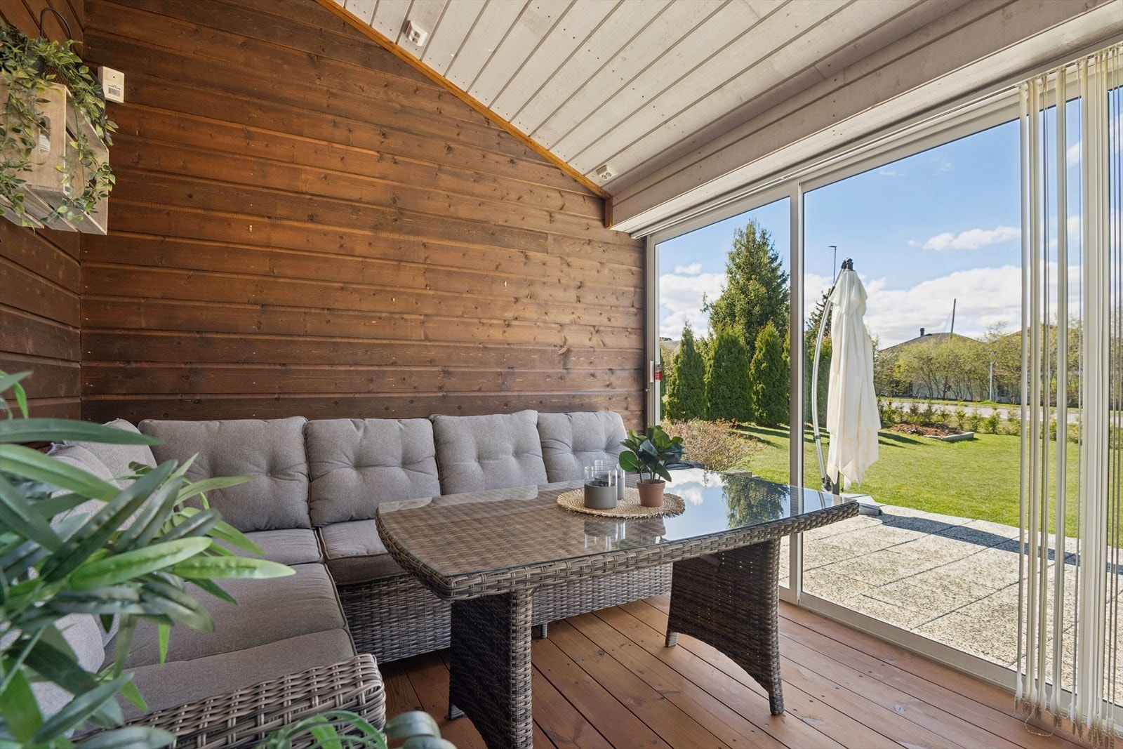 Innglasset uteplass med skyvbare glassfelt som forlenger sesongen. Galleribilde