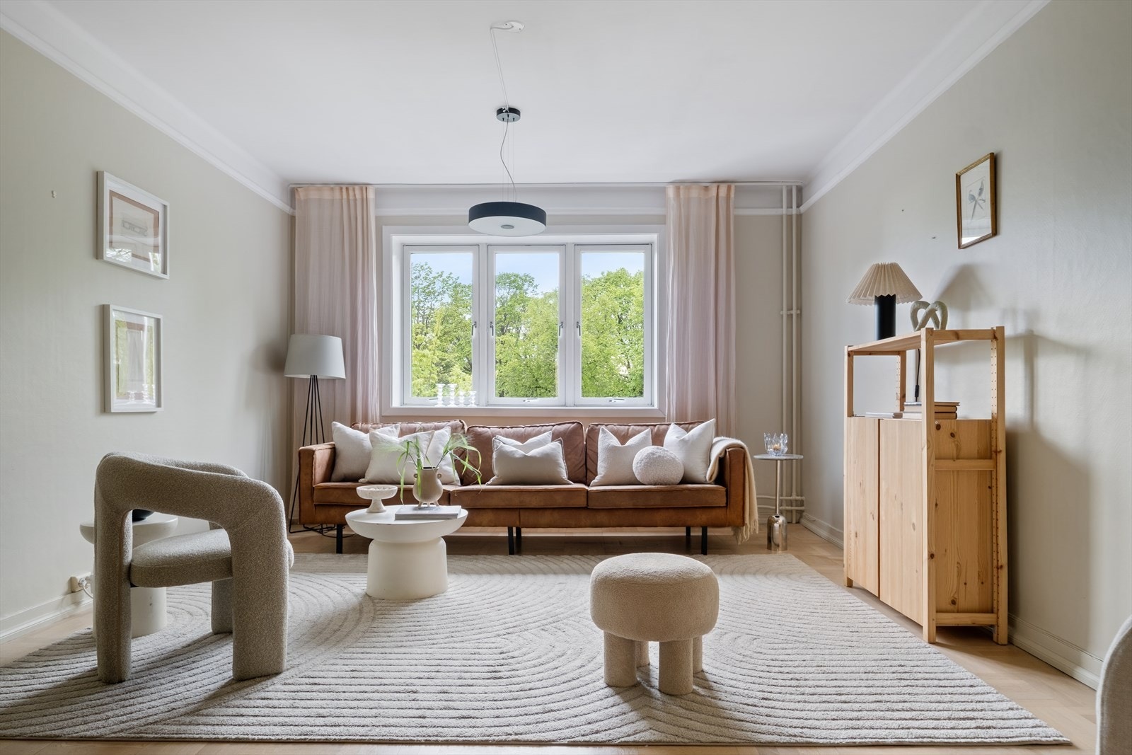 Leiligheten oppleves lys og luftig med store vindusflater som slipper inn godt med naturlig lys. Pene overflater og lys 4-stav parkett bidrar til et klassisk og innbydende uttrykk. Galleribilde