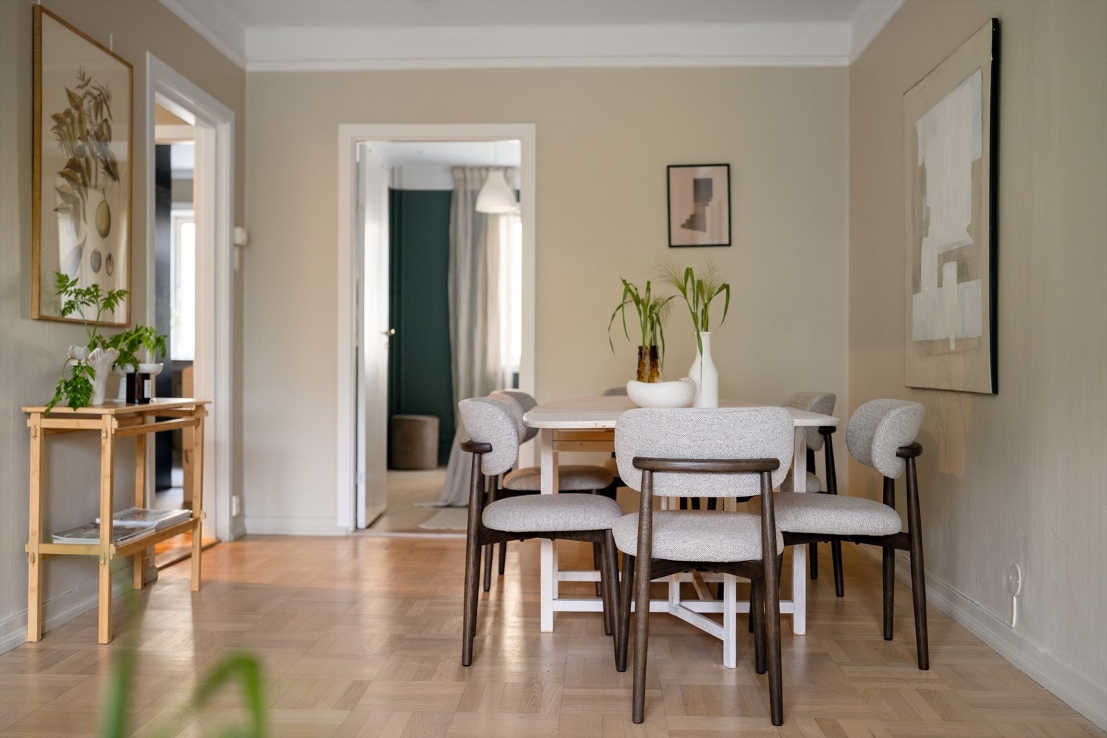 God plass til langstrakt spisebord. Perfekt for sosiale sammenkomster! Galleribilde