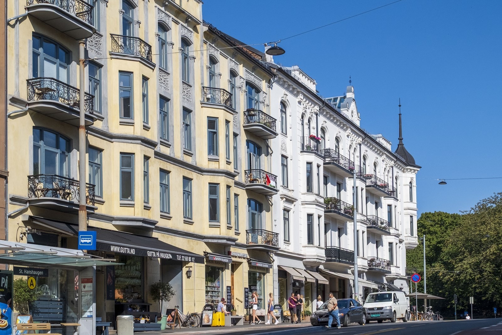 På St.Hanshaugen finner du nisjebutikker, blant annet Gutta på Haugen og den økologiske helsekostbutikken Røtter. Hyggelige kaféer og restauranter som Smalhans, Roleur, Schrøder, Pascal, Kaffebrenneriet og Kolonialen samt Åpent bakeri. Galleribilde