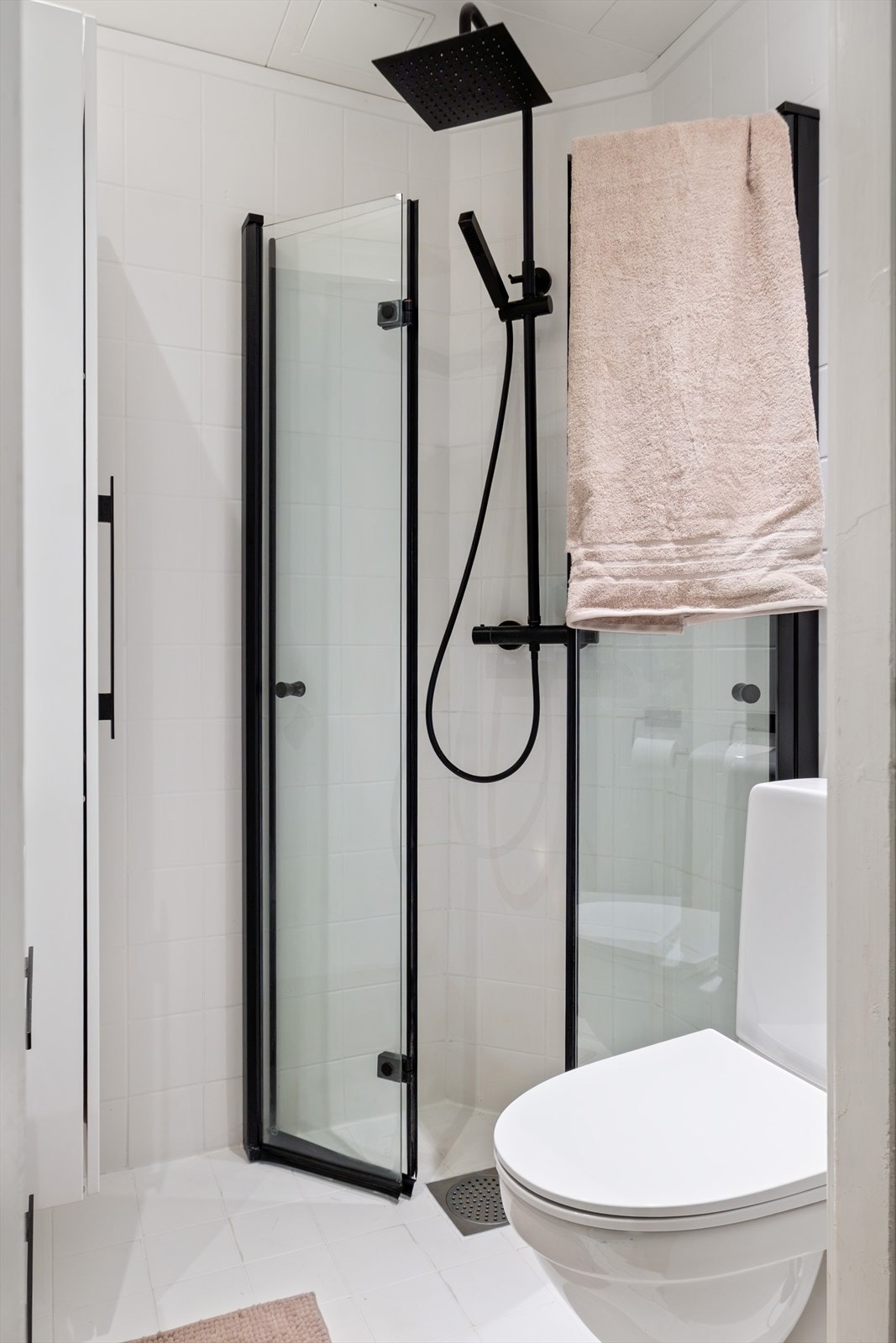 Badet er utstyrt med nedfelt servant, speil med belysning, samt dusjhjørne med håndholdt dusjarmatur og gulvstående toalett. Elektriske varmekabler er installert i gulvet. Galleribilde
